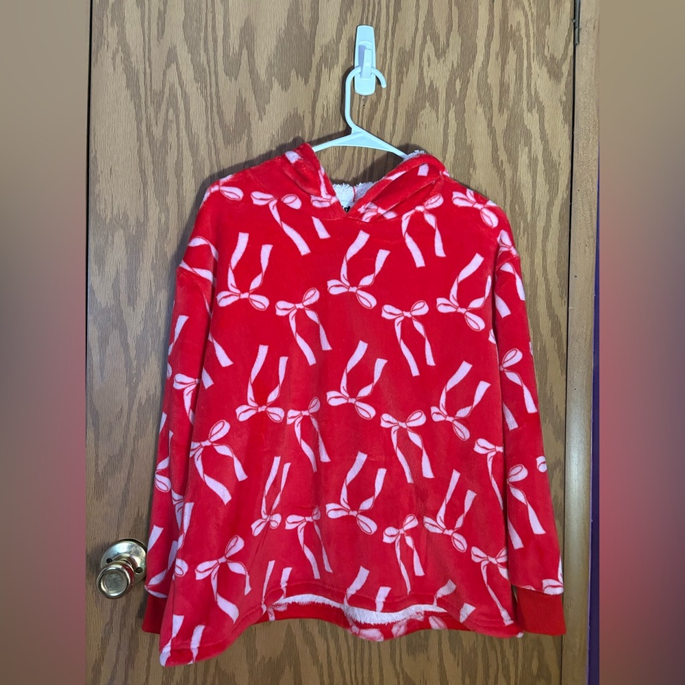 Red Hooded Pullover with Bow Pattern